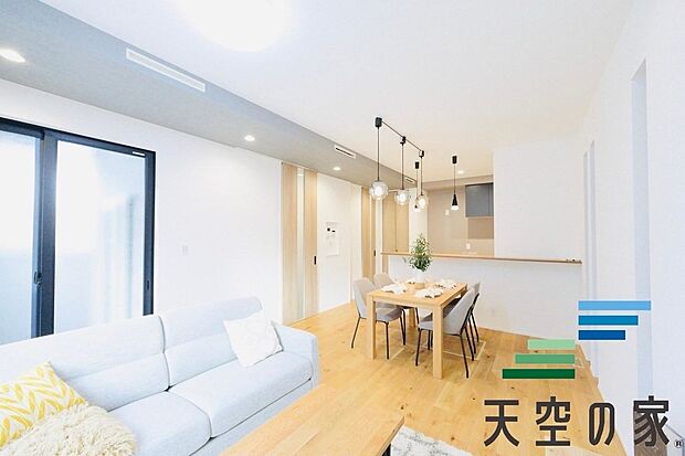 【施工例【内観】】【同仕様】
「1日中自然光が差し込み明るい家」。それを実現するため、南面に最大限の開口をとり、太陽の位置に左右されることなく爽やかな明るさが実現されております。