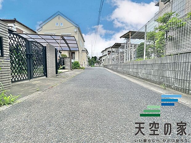 【現地写真】広々とした前面道路です。