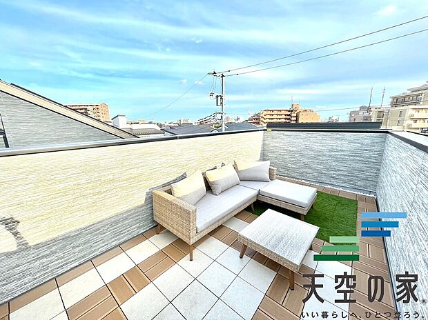 【施工例【内観】】【同仕様】
スカイバルコニーで素敵な休日を!
広々とした空間で休日に友人などを呼んでBBQや,お子様のプールなどで遊べますね♪
屋上庭園でゆったりとした時間を過ごしませんか♪。