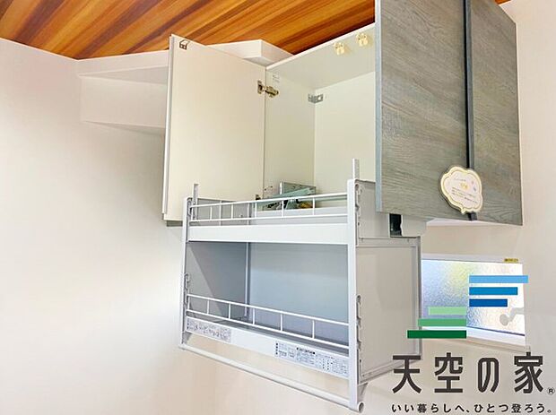 【内観写真】【同仕様】
キッチン背面には昇降式の収納完備で、デットスペースもなく有効活用頂けます!