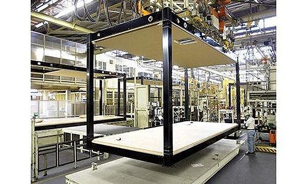 【工場生産】より良い品質を実現するため住まい全体の約85%を工場で生産しています。システム化された生産工程、充実した人材育成プログラム、500項目に及ぶ検査体制等によりバラツキのない安定した家づくりをしています。