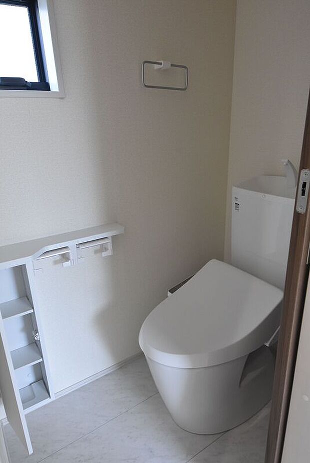 【トイレ】トイレは1階と2階にそれぞれ一つあり、階段の移動が省けて便利です!