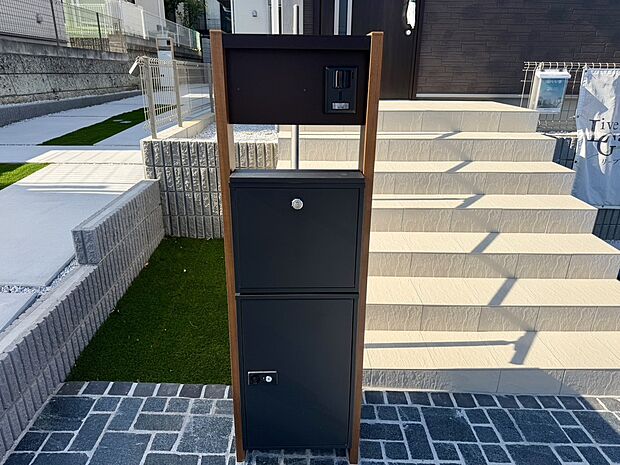 【ポストと宅配ボックス】いつでも非対面で荷物を受け取れる便利な宅配ボックス。再配達ゼロを実現する強い味方です
