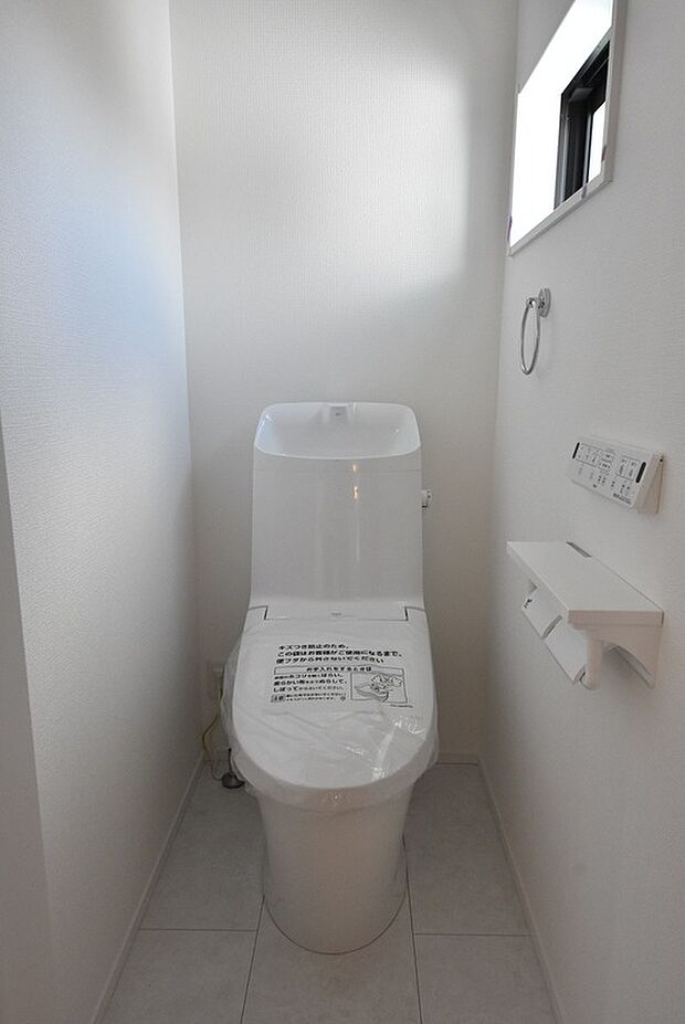 【1号棟 窓付き2階トイレ】窓付きで明るく、心地よい換気もスムーズに行えます。毎日使う場所だからこそ、シンプルで気持ちよく過ごせる爽やかなプライベート空間に仕上げています。
