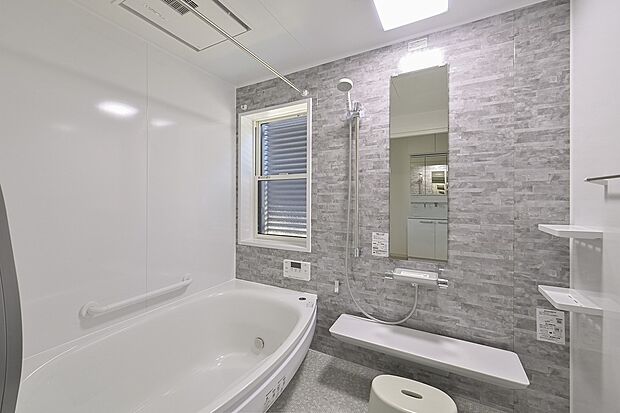 一日の疲れをゆったり癒す、広々としたバスタブと心地よい照明で心身ともにリラックスできる極上のバスルーム。