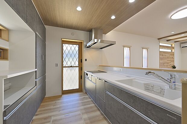 IHクッキングヒーター採用で、火を使わない安心のキッチン。小さな子どもがいる家庭にもおすすめ。