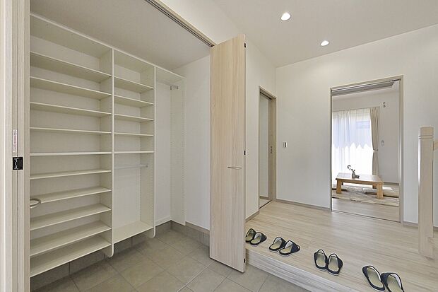 収納充実の玄関スペース。靴もコートもすっきり収まり、玄関がいつも美しく保てます。