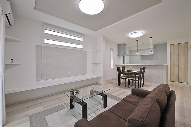 【佐土原1丁目 2号地 LDK】安心感と、開放的なリビング・キッチンの一体感。ゆったりくつろげるLDK。家具を置いても圧迫感なし。