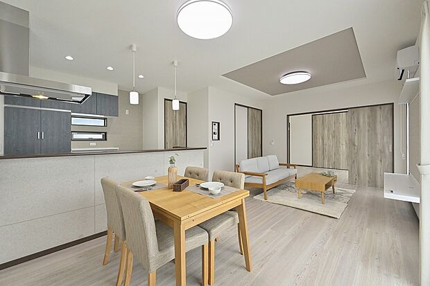 【城南町下宮地II 1号地 LDK】天井が高く開放感たっぷり。家族全員で過ごしても窮屈さを感じさせないリビング設計