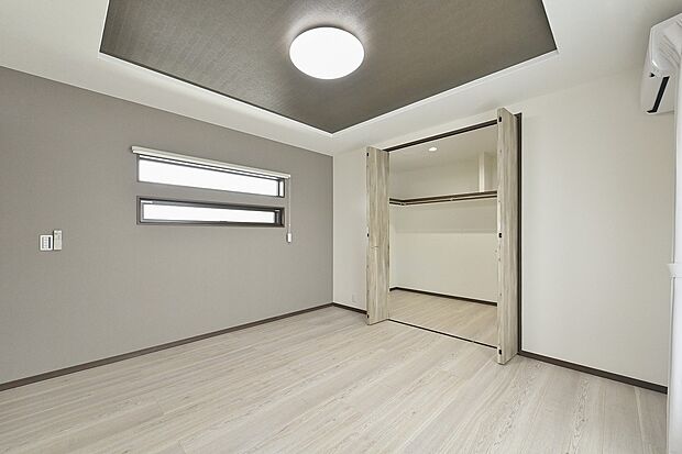 【城南町下宮地II　1号地　寝室】必要なものだけを美しく収める、寝室の収納設計。毎日の服選びが楽しくなる、すっきりクローゼット。