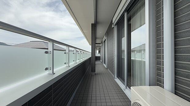 【城南町下宮地II　1号地　ベランダ】隣家との距離感に配慮した設計で、プライバシーも守られる安心のバルコニー。