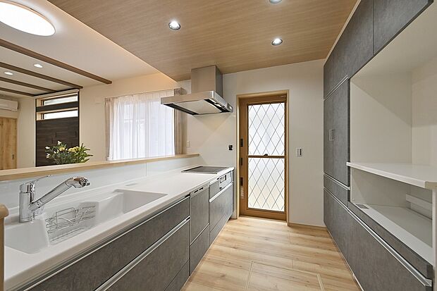 【ソラナヴィレッジ菊陽（原水新町停）6号地　キッチン】キッチン横の収納でスムーズな動線を実現！食材や調理器具をサッと取り出せて、作業効率アップ。