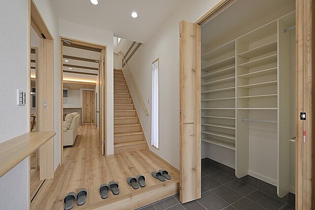 【ソラナヴィレッジ菊陽（原水新町停）6号地　玄関】靴も傘も小物もスッキリ！帰宅した瞬間、気持ちが整うスッキリ玄関。