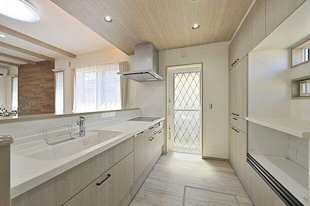 【かすみヶ丘（百花園停）4-3号地　キッチン】IHクッキングヒーター採用で、火を使わない安心のキッチン。小さな子どもがいる家庭にもおすすめ。