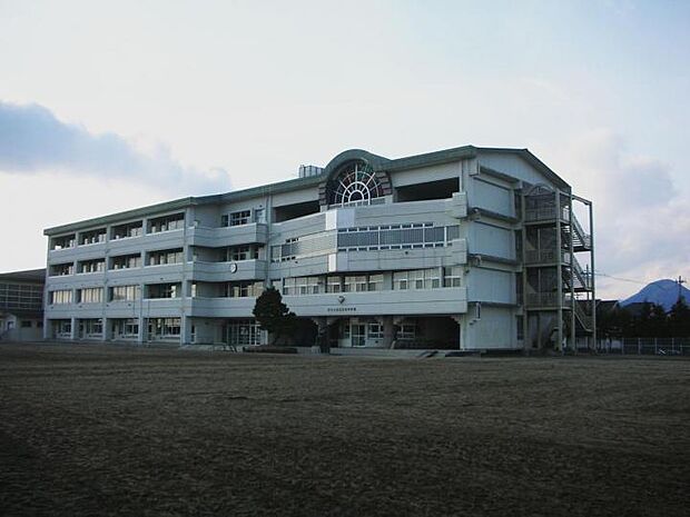 日吉台中学校（約2,100m）