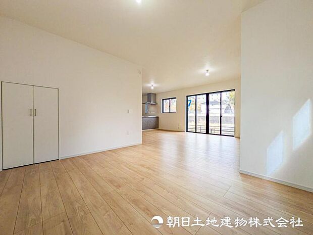 【リビング】広いリビングでゆったりと。ワンフロア感覚で過ごせる動線は動きやすく掃除も簡単に済ませられます