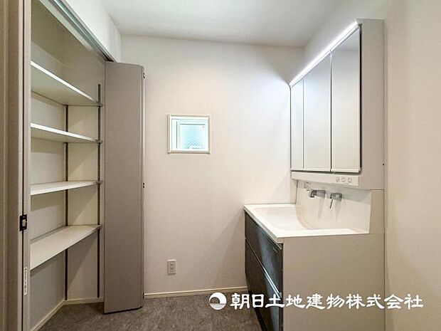 【現地写真】【洗面・脱衣所】日常使う場所だからこそ、機能性と収納力を兼ね備えた洗面台を採用です。毎日の朝の支度が楽しみになりますね。