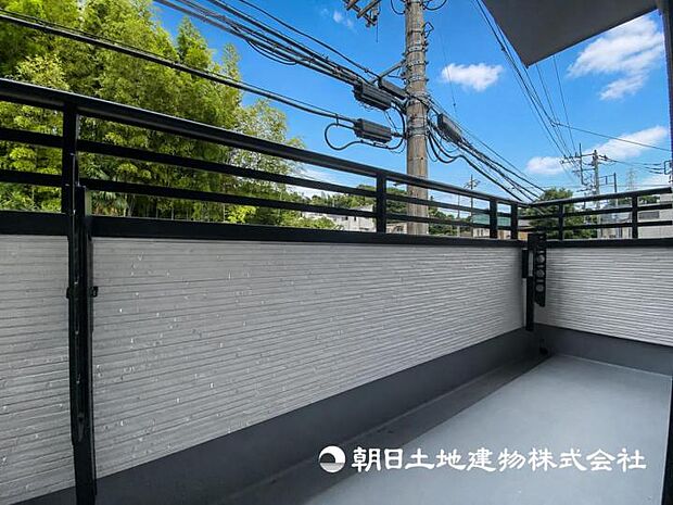 【現地写真】【バルコニー】ワイドスパンのバルコニー!奥行きがあるタイプ!洗濯物が沢山干せて陽はいっぱいあたります
