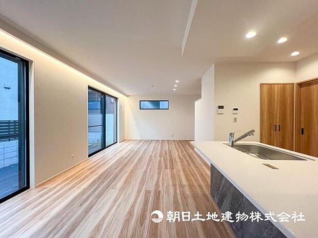 【現地写真】【リビング】家族との時間、自分の時間を大切にできる空間はここにあります。ご家族だんらんの時間をどうぞ!