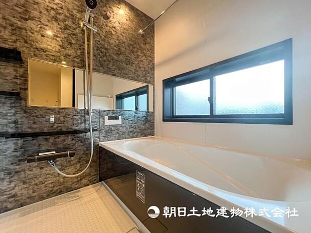 【現地写真】【浴室】お洗濯にも重宝する浴室乾燥機付き。寒い時期もいつも温かいお湯に浸かれる追い焚き機能付きです。