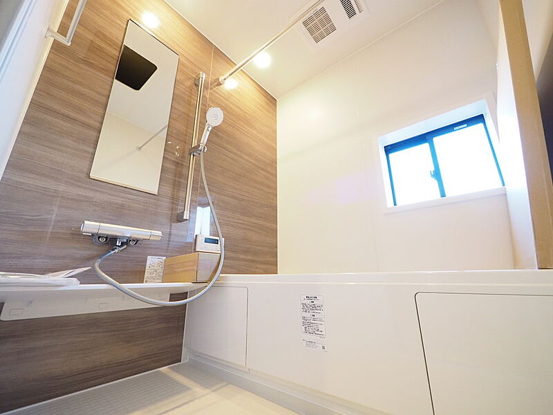 ～Bath Room～
オシャレなアクセントパネルを施工したバスルーム。
換気用の窓と浴室乾燥機能がついているのも嬉しいポイントです♪