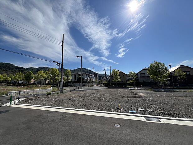 B-1号地(西側から撮影)
周辺には学校や公園、お買い物施設などが揃う子育て世帯にも嬉しい立地です!