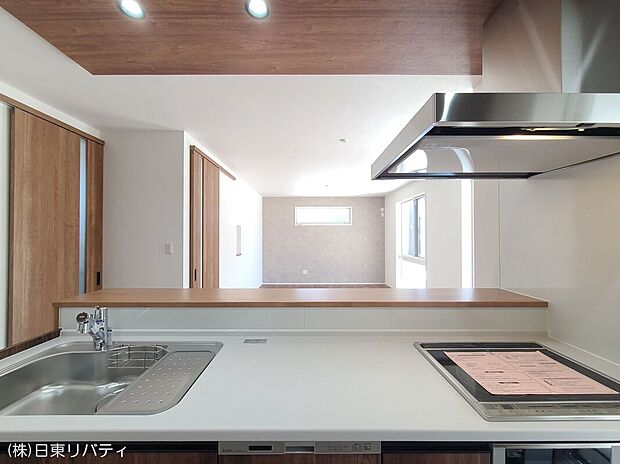 【E号棟 キッチン】リビングで遊ぶお子様を見守りながらお料理が出来る対面式カウンターキッチンは、大切なご家族をいつも身近に感じられ、毎日のお料理も楽しくなりますね。