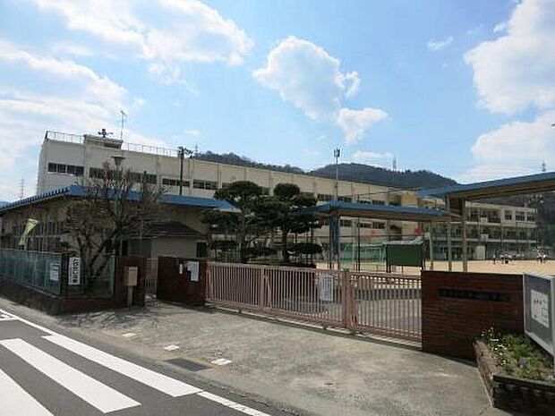 広島市立畑賀小学校（約593m）