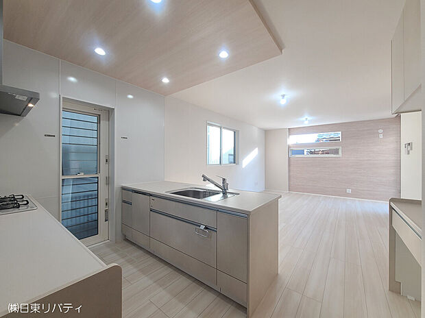 【No.2　キッチン】II型キッチン、シンクとコンロがそれぞれ別々の作業台に配置されたレイアウトで、調理スペースを広く使えるのが特徴です。