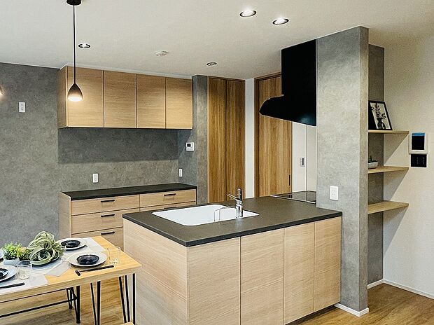 【コンロ前の棚】コンロ前の壁で調理中の匂いや油はねを軽減。棚には小物を飾ることができ、機能性とデザイン性を両立しています。