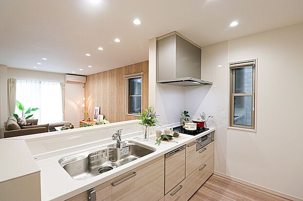 【キッチン/施工例】
対面式のシステムキッチンでお料理しながら会話を楽しんだり、お子様の宿題や、遊んでいる様子を確認することもできます♪