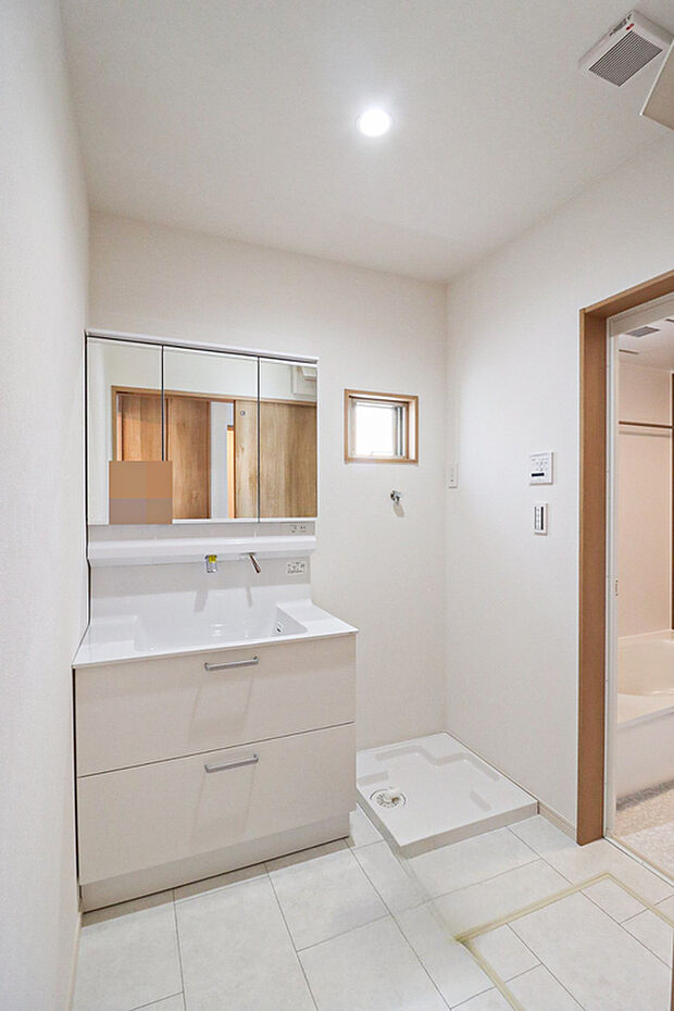 【ドリームタウンシリーズ施工例】■3面鏡の洗面台なので、水回りがスッキリ収納できますね♪