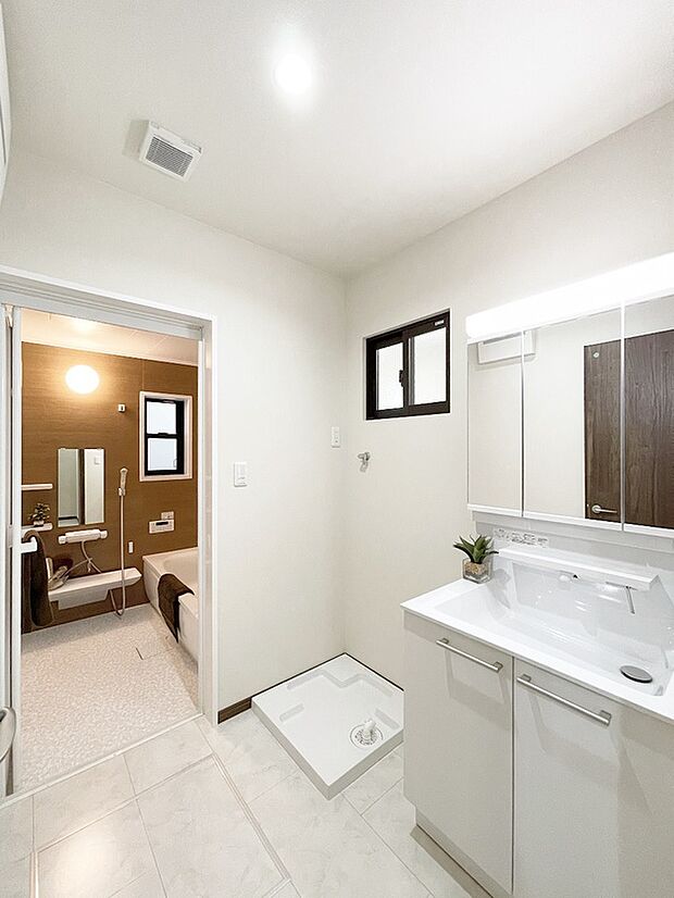 【施工例:洗面】ミラーキャビネットになっており、メイク用品や洗顔小物をスッキリ収納できます!来客時にも安心の収納力です。