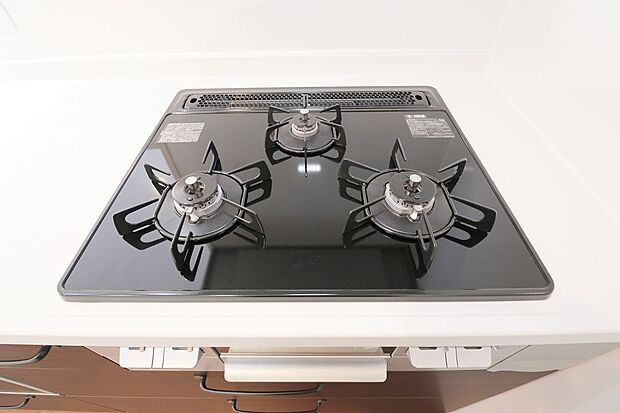 【●〇3口コンロ●〇】■バーナー間隔が広いので、3口同時に使っても鍋振りも出来ます!グリル排気口をコンパクトにして、仮置き出来るスペースもご用意しております♪