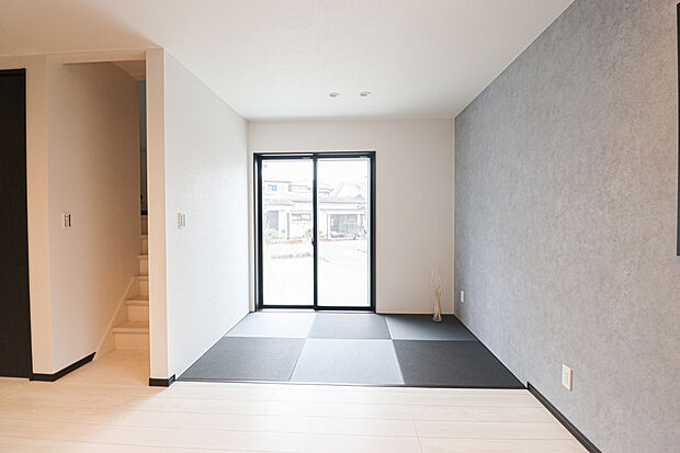 【施工例】リビングの一角に畳コーナー!お子様の遊び場や来客用スペースとしても使える便利な空間です♪