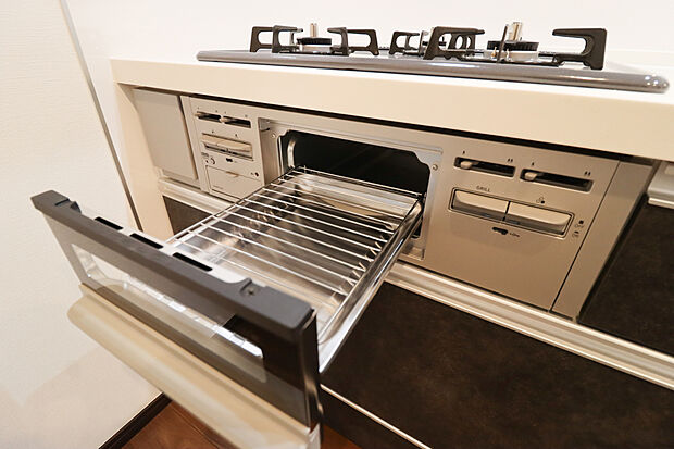 【グリル】■フライパンで焼くことの多い肉料理を代わりにグリルを使えば、油をひく必要もなく、余分な脂も落として焼けるため、
フライパンを使った時よりも多く油脂分をカットできます!