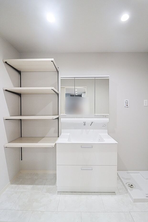 【【洗面】】一日の始まりの朝、歯磨きをしたりメイクや髪をセットしたり・・・使いやすさが考えられた3面鏡です♪シャワー付水栓で洗面台でのシャンプーや毎日の掃除に大変便利ですね♪