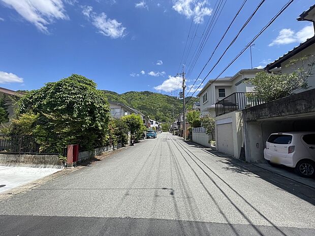 【【前道】】間口が広いと人と車の出入りがしやすくなり、駐車の苦手な方も安心!開放感や風の通りもよくなり、日当たりも確保できます!ドッシリと構えた雰囲気の存在感ある外観にすることができます!