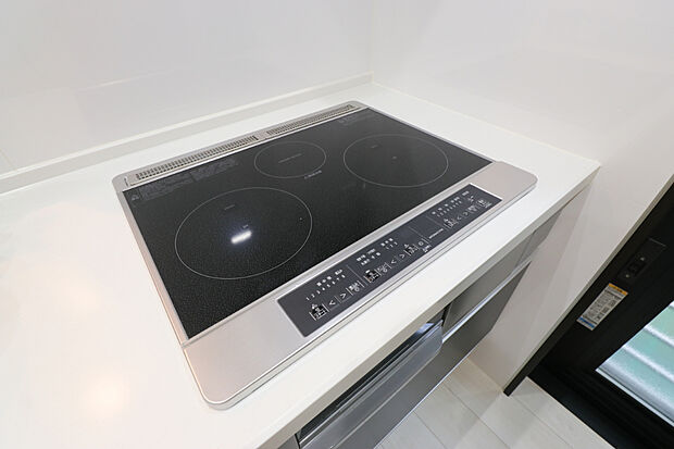 【■IHクッキングヒーター】バーナー間隔が広いので、3口同時に使っても鍋振りも出来ます!グリル排気口をコンパクトにして、仮置き出来るスペースもご用意しております♪(ドリームタウン仕様例)