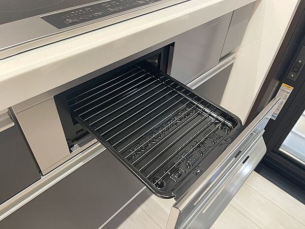 【【グリル】】■フライパンで焼くことの多い肉料理を代わりにグリルを使えば、油をひく必要もなく、余分な脂も落として焼けるため、フライパンを使った時よりも多く油脂分をカットできます!(ドリームタウン仕様例)