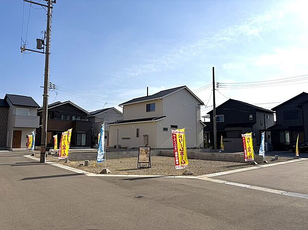 【【現地写真】分譲街並み】(写真撮影R8.1)