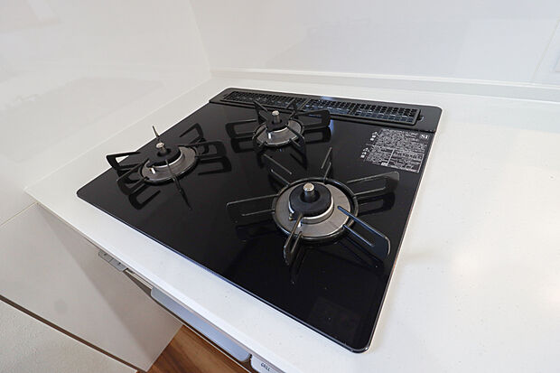 【【ホーロートップガスコンロ】】■バーナー間隔が広いので、3口同時に使っても鍋振りも出来ます!グリル排気口をコンパクトにして、仮置き出来るスペースもご用意しております♪(写真撮影:R6.10)