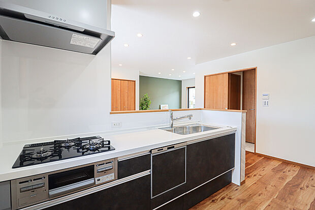 【【キッチン】】水回りがまとまっており、掃除がしやすく忙しいママの味方!(写真撮影:R6.10)