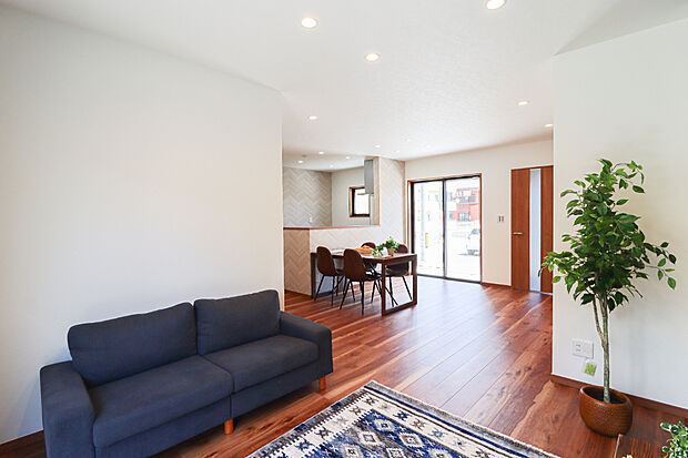 【【リビング】】リビングとダイニングが離れているので、「食」と「住」を分けられます!(写真撮影:R6.10)