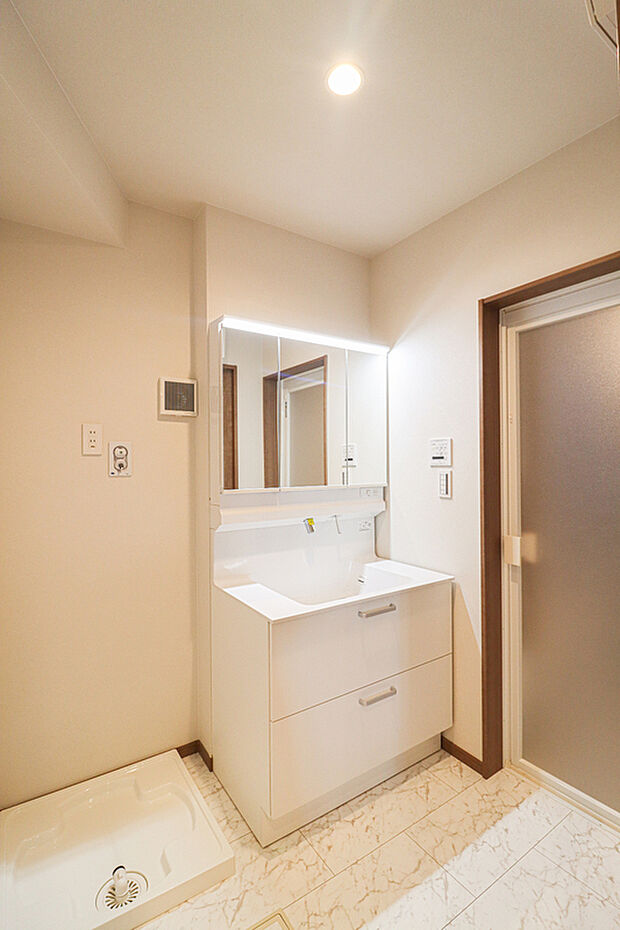 【【洗面化粧台】】■ミラーキャビネットになっており、メイク用品や洗顔小物をスッキリ収納できます!来客時にも安心の収納力です。(写真撮影:R7.3)