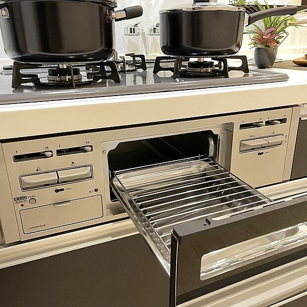 【【グリル】】■フライパンで焼くことの多い肉料理を代わりにグリルを使えば、油をひく必要もなく、余分な脂も落として焼けるため、フライパンを使った時よりも多く油脂分をカットできます！（ドリームタウン仕様例）