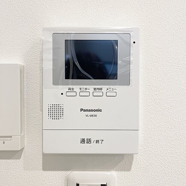 【TVモニター付インターホン】来客者を確認できるＴＶモニター付インターフォン。普段の生活時はもちろん、
お子様が一人でお留守番する際にも安心ですね！
