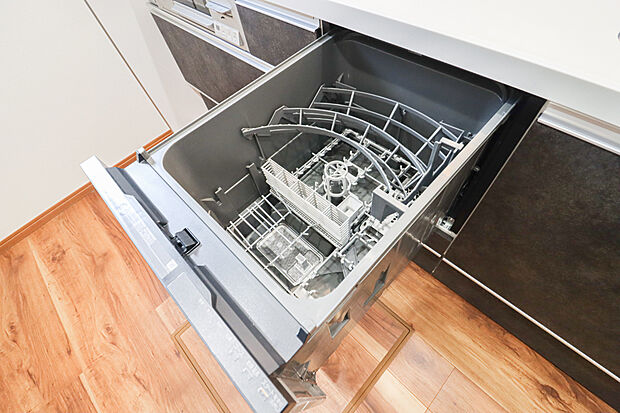 【【食器洗浄乾燥機】】■後片付けをサポート！食事後の家族のくつろぎタイムもゆっくりともてます♪
■朝食準備や送り迎え…と忙しいママも大助かり！（ドリームタウン仕様例）
