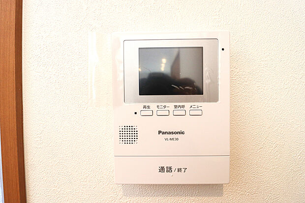 【【ＴＶモニター付インターフォン】】■来客者を確認出来るＴＶモニタ-付インターフォン。
普段の生活時はもちろん、お子様が一人でお留守番する際にも安心ですね！（ドリームタウン仕様例）
