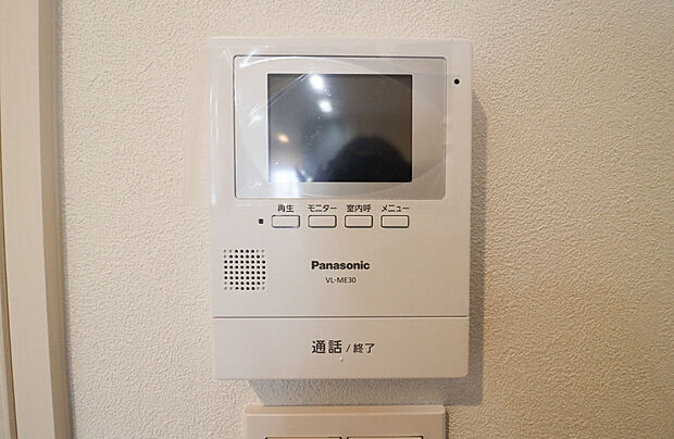 【ＴＶモニター付きインターホン｜１１号地】■来客者を確認出来るＴＶモニタ-付インターフォン。
普段の生活時はもちろん、お子様が一人でお留守番する際にも安心ですね！